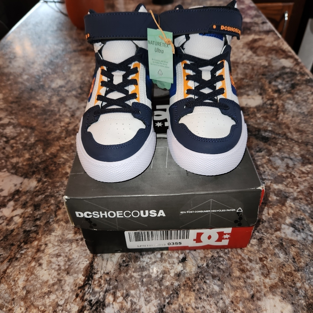Boy's DC Shoes Size 1